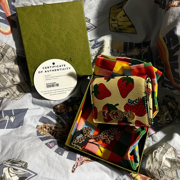 Authentic Gucci Zumi Strawberry Wallet ๐๐